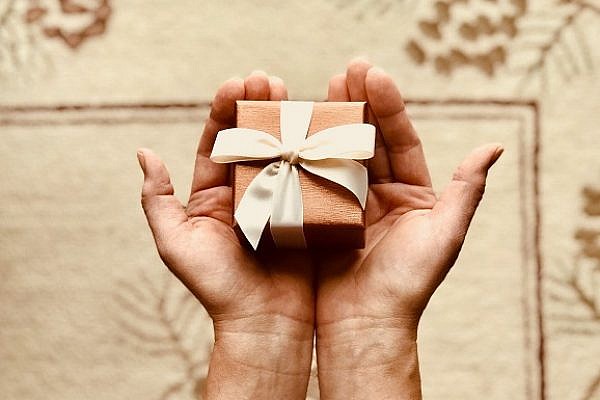 Use Corporate Gifts to Improve Your Business